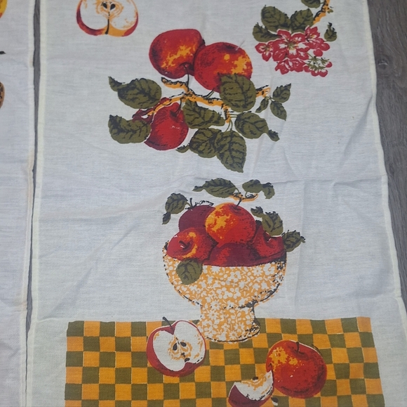 Two Vintage Tea Towels Dish Cloths Apples Peaches Red Yellow Cotton - Picture 3 of 5